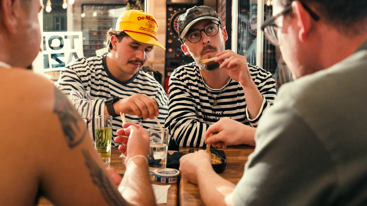 Une tablée d’amis en marinière partage des pinchos au Bar Le Topaze