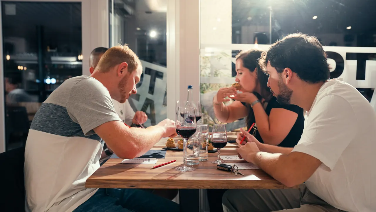 Des amis trinquent autour d’une table