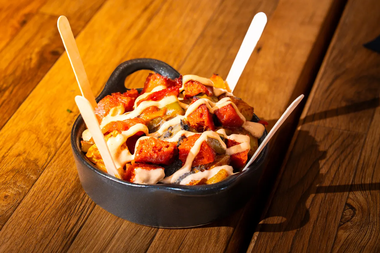 Cazuela de pommes de terre, chorizo, poivrons et sauce