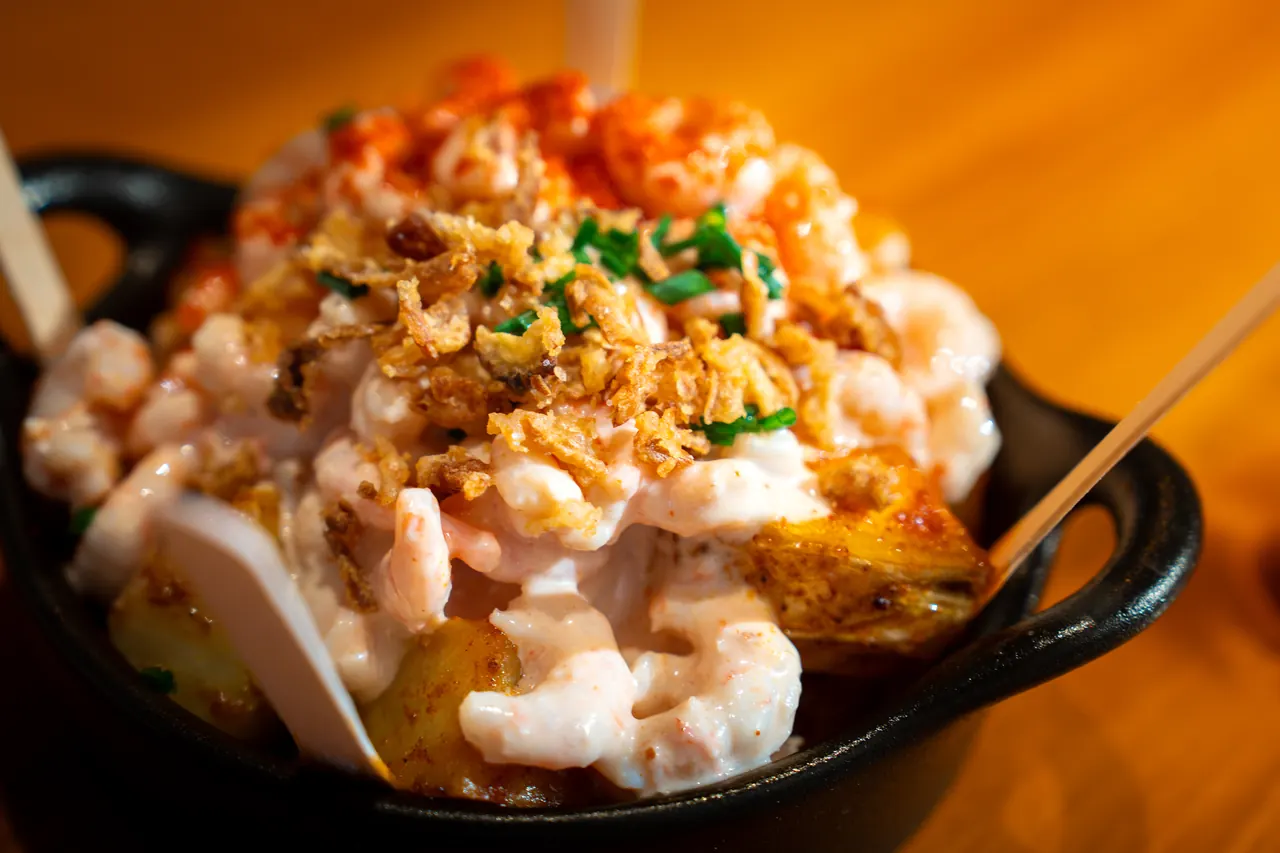 Cazuela aux crevettes, sauce cocktail et oignons crispy