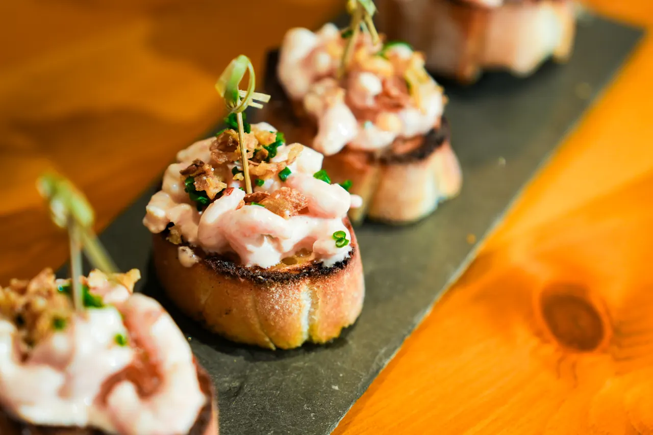 Pinchos aux crevettes, sauce cocktail et oignons crispy