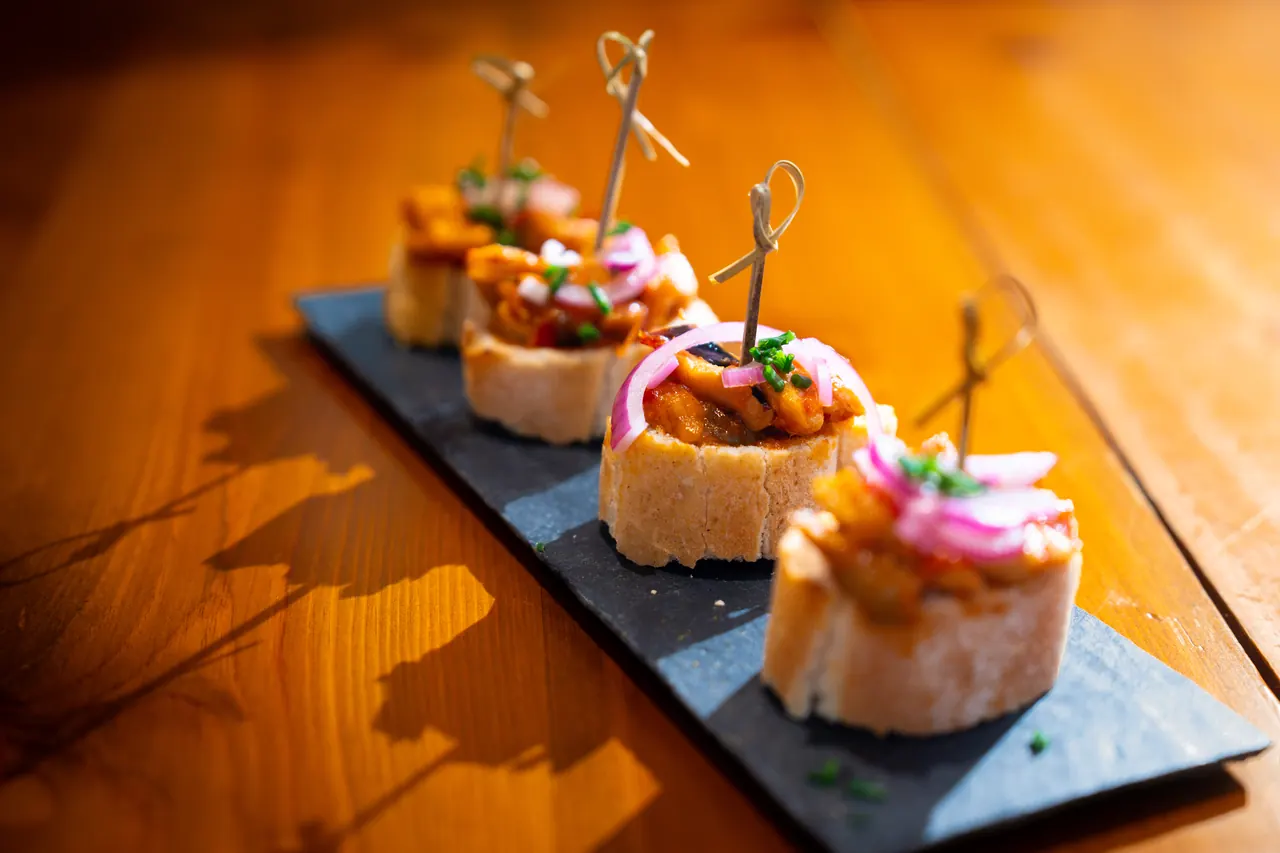 Pinchos au poulet mariné, oignon rouge et ciboulette
