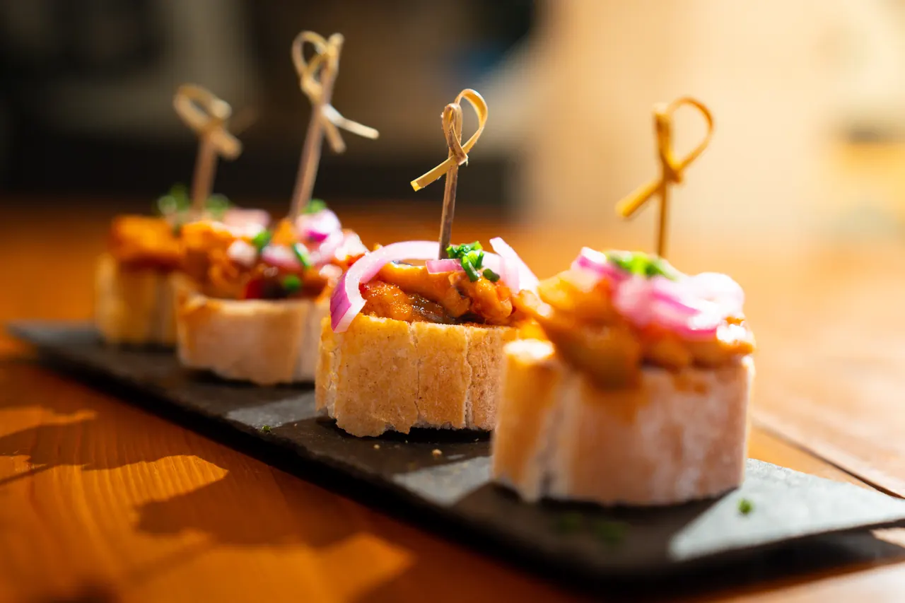 Pinchos au poulet sur ardoise