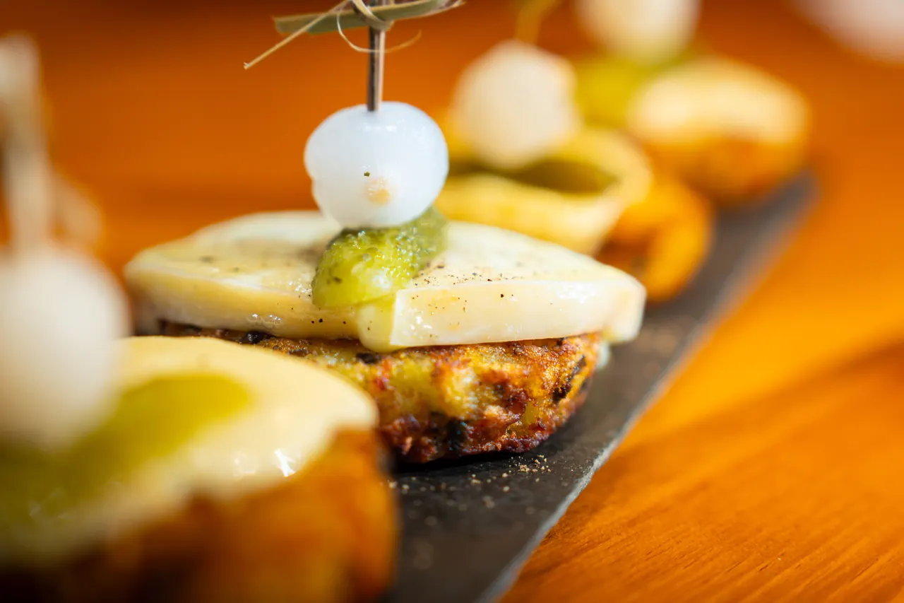 Pincho à la raclette, cornichon et oignon grelot